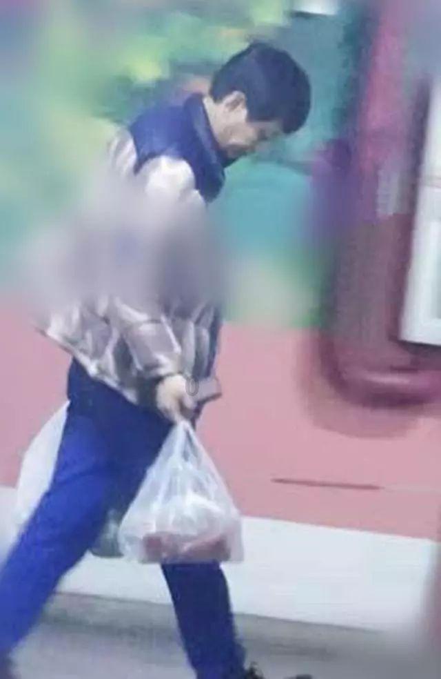 尔滨小哥哥给本地人送冰雕,手心手背都是肉